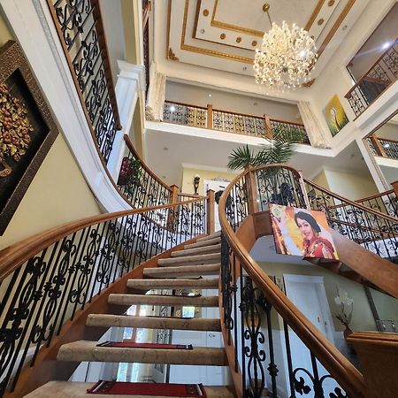 Empress Madani Palace Hotel サレー エクステリア 写真