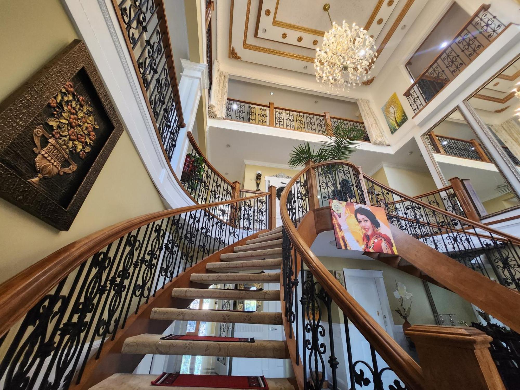 Empress Madani Palace Hotel サレー エクステリア 写真