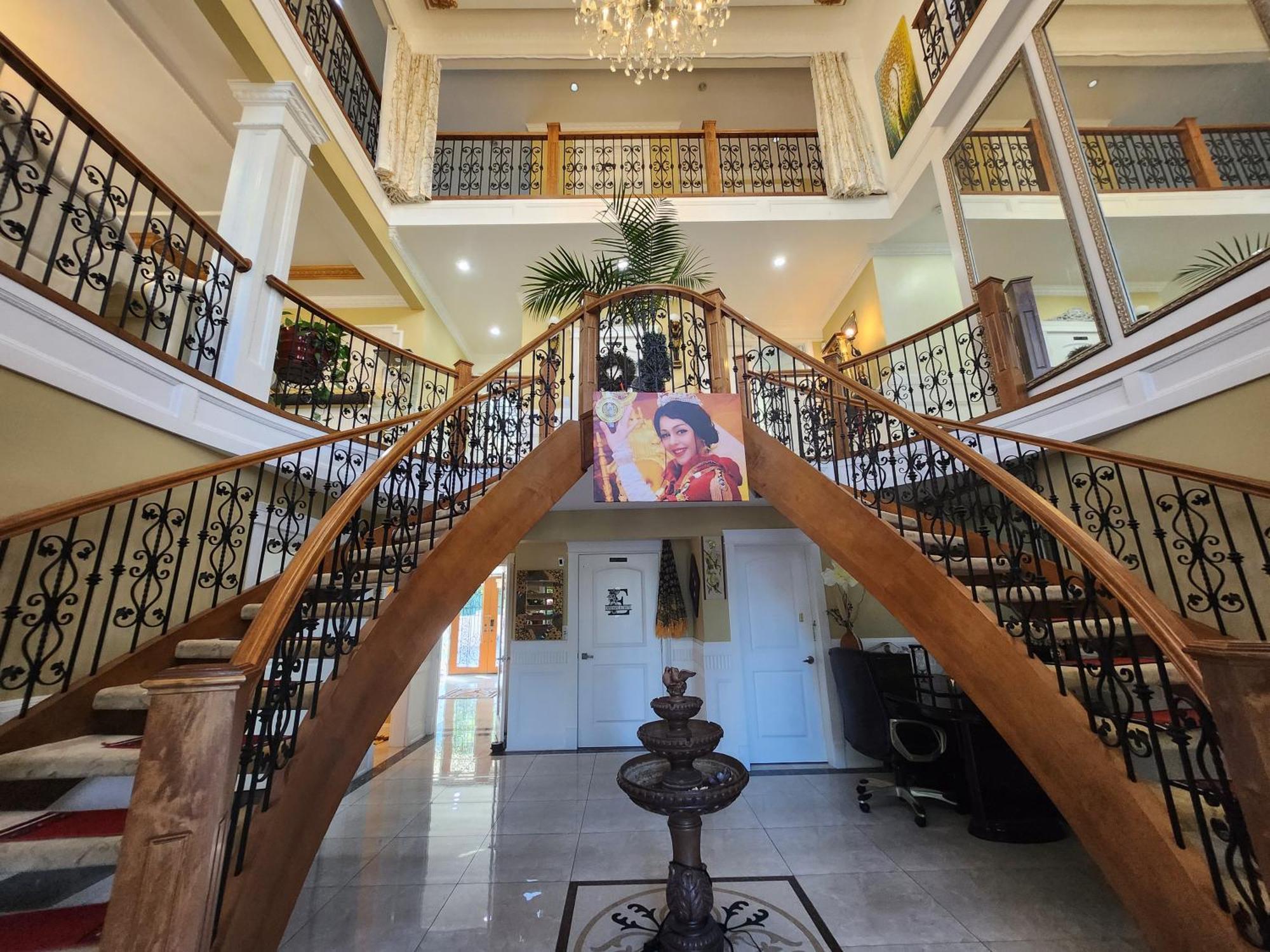 Empress Madani Palace Hotel サレー エクステリア 写真